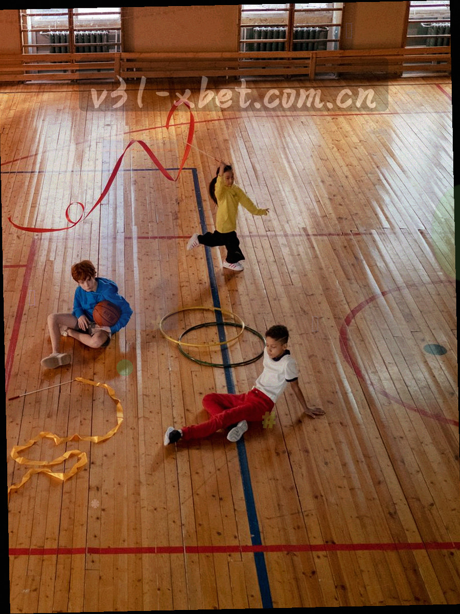 抽象手机界面轮廓与转会状态胶囊，深色底配电光青高亮